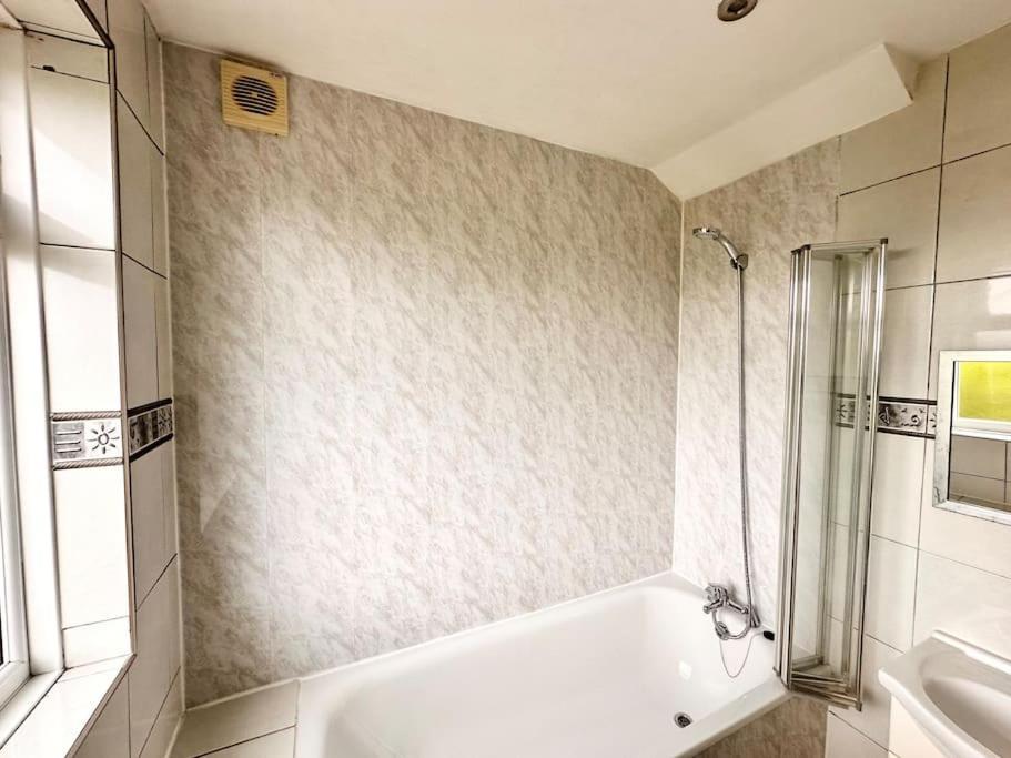 5 Bed Property In Se12 London Exterior photo